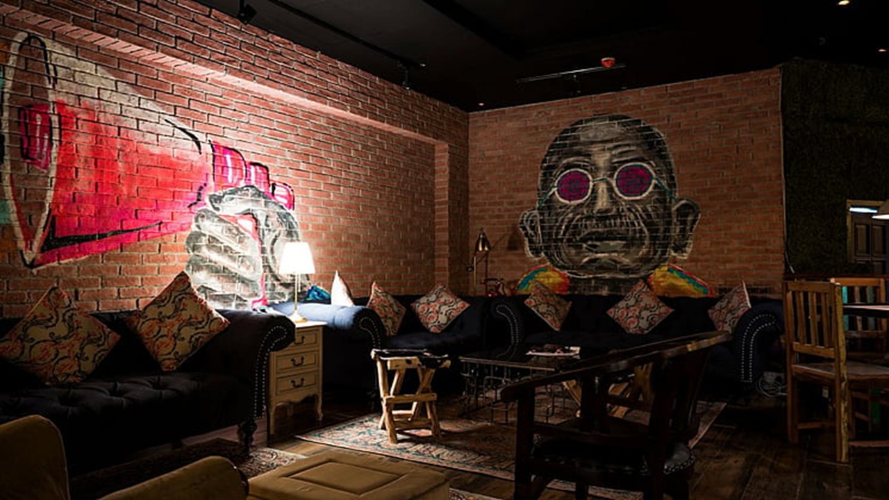 You are currently viewing Gandhi fans upset over a mural in Dubai pub