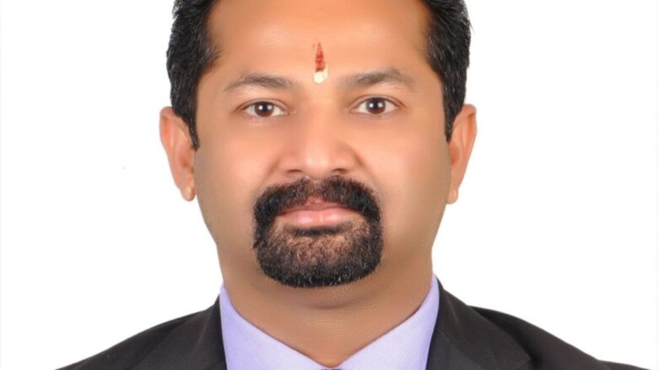 You are currently viewing Girish Pant of Dubai who rescued and send three thousand people in distress in foreign lands to their respective homes safely!
